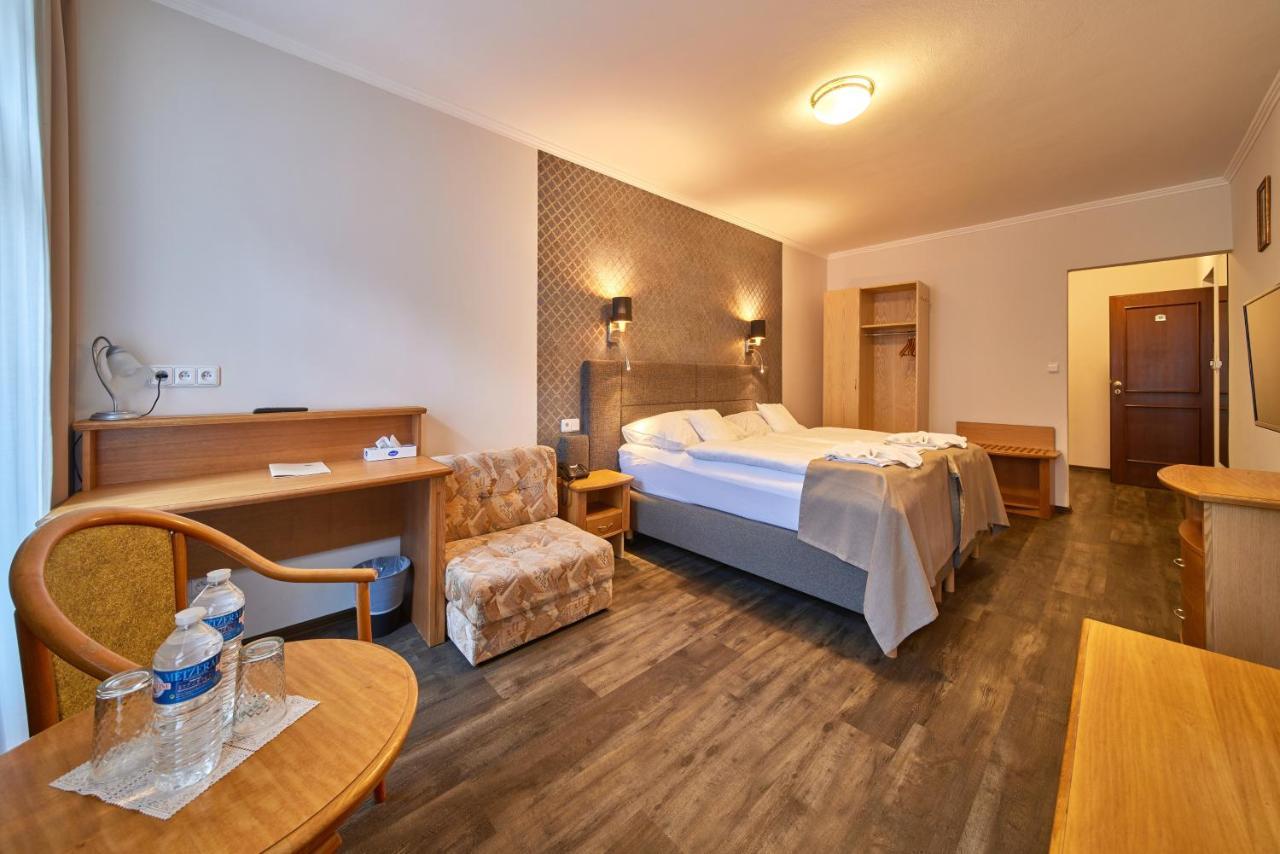 Hotel Adam تروتنوف المظهر الخارجي الصورة