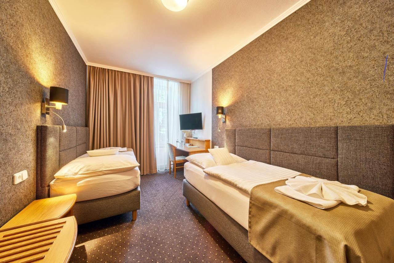 Hotel Adam تروتنوف المظهر الخارجي الصورة